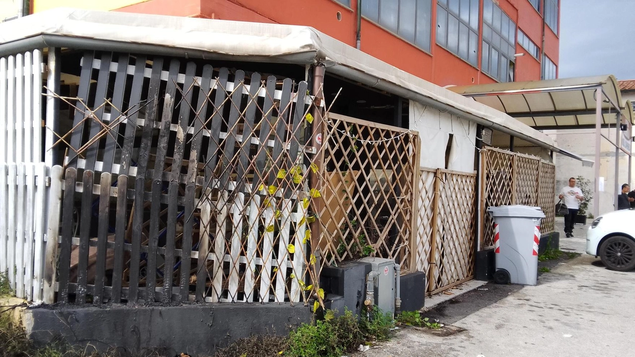 La parete in legno della veranda esterna annerita dal fuoco. I carabinieri indagano sulle possibili cause del principio d’incendio La parete in legno della veranda esterna annerita dal fuoco. I carabinieri indagano sulle possibili cause del principio d’incendio