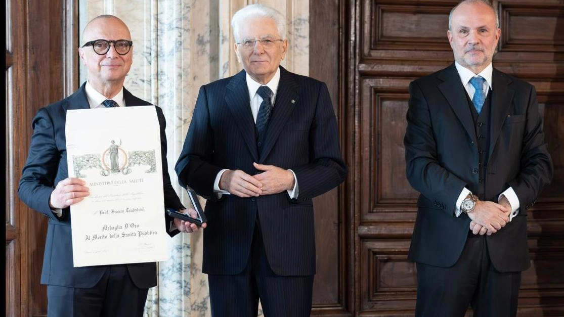 La consegna della medaglia d’oro. al professor Trabalzini. da parte di Mattarella