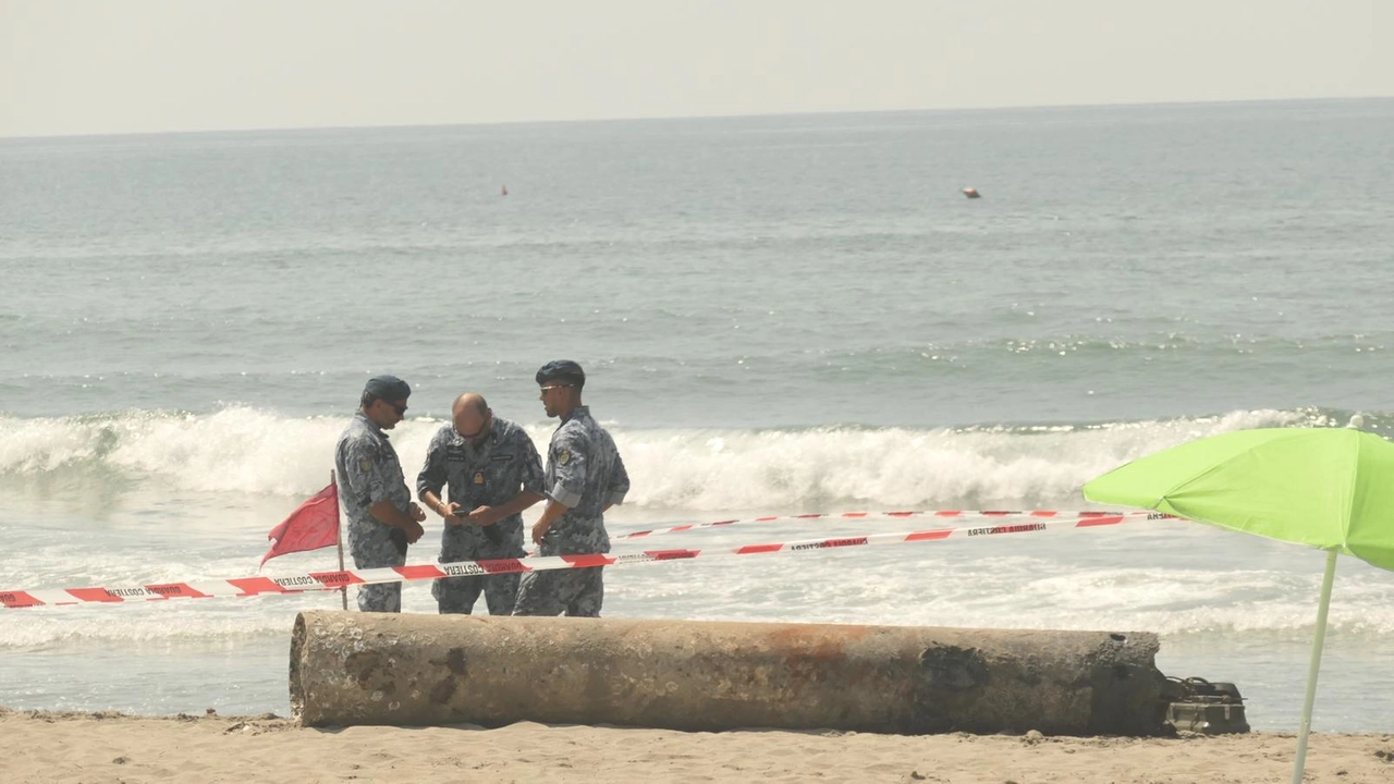 Gli artificieri e l'area della spiaggia transennata. Il siluro è stato rimosso nella mattina di lunedì 5 agosto (Umicini) Gli artificieri e l'area della spiaggia transennata. Il siluro è stato rimosso nella mattina di lunedì 5 agosto (Umicini)