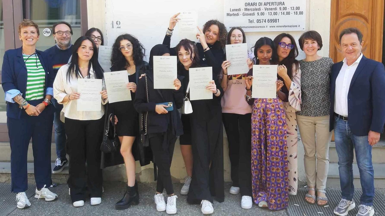 I ragazzi diplomati acconciatori al corso di formazione triennale della Cna I ragazzi diplomati acconciatori al corso di formazione triennale della Cna
