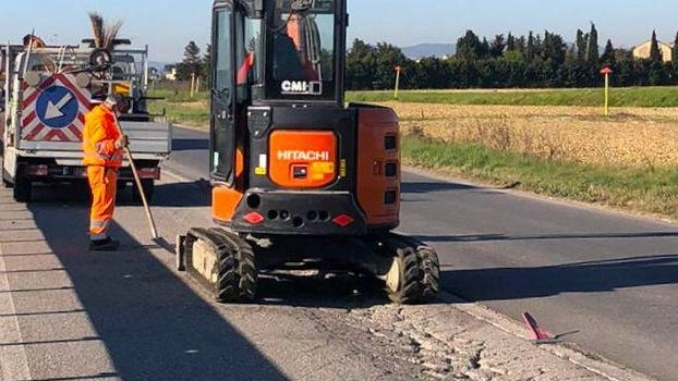 La «Strada di patto» durante un lavoro di ’restauro’. Questa arteria è al centro del dibattito ormai da anni (foto Germogli)