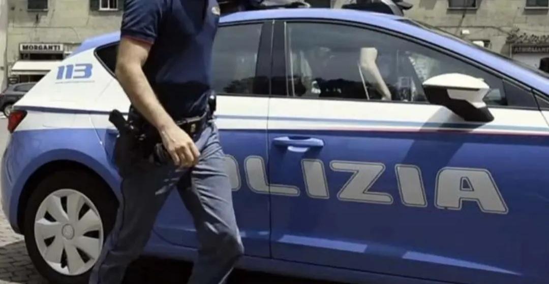 Ruba abiti in un noto negozio di Viareggio, poi aggredisce i vigilanti che lo inseguono Ruba abiti in un noto negozio di Viareggio, poi aggredisce i vigilanti che lo inseguono