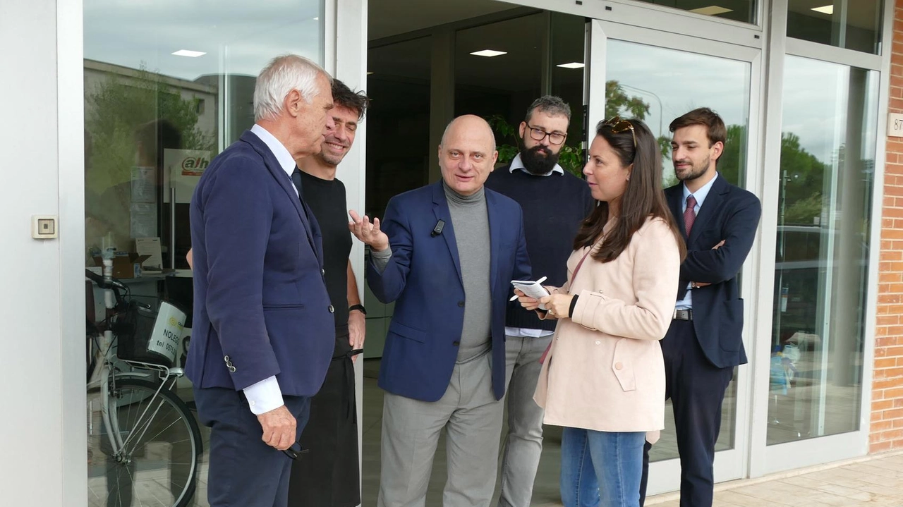 L’area industriale meta abusiva di fortuna, l’ex hotel Truciolini punto di accoglienza per le emergenze. Vertice in prefettura: "Nell’albergo 48 persone e la capienza sarà ampliata. Ma qui non si vive più". . L’area industriale meta abusiva di fortuna, l’ex hotel Truciolini punto di accoglienza per le emergenze. Vertice in prefettura: "Nell’albergo 48 persone e la capienza sarà ampliata. Ma qui non si vive più". .