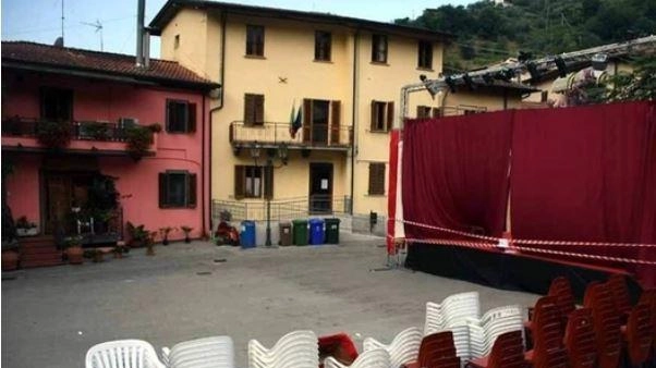 Il palco sequestrato all’epoca in piazza a Montignoso (Foto Paola Nizza)