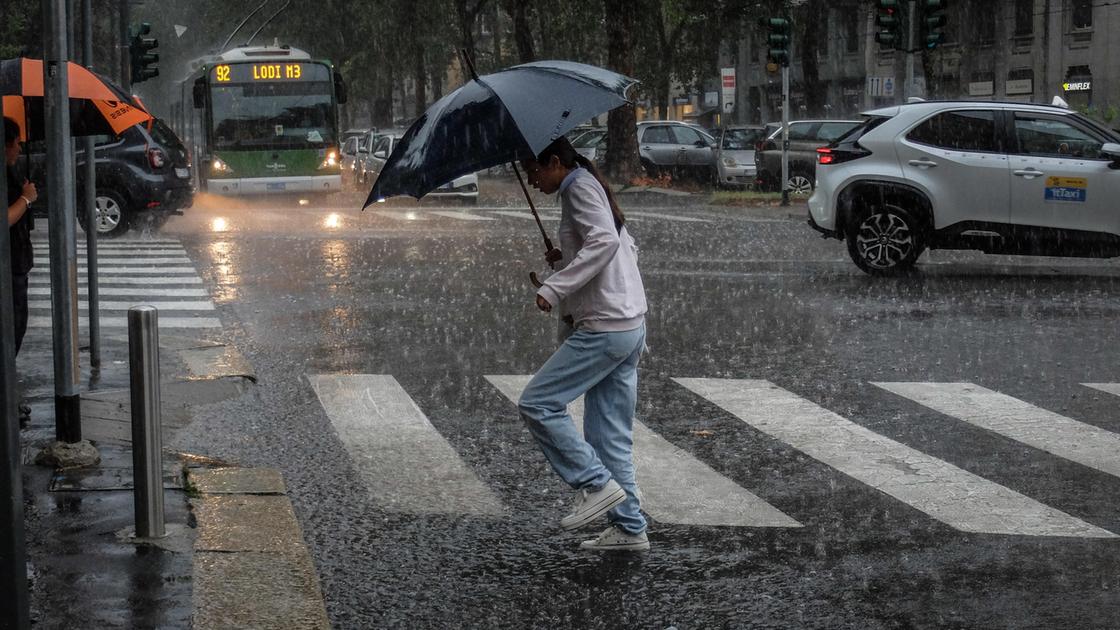 Allerta meteo arancione in Toscana, scuole chiuse e disagi. La diretta Allerta meteo arancione in Toscana, scuole chiuse e disagi. La diretta
