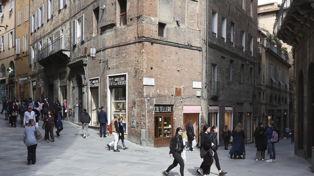I commercianti chiedono provvedimenti su viabilità, turismo e decoro. Problemi di convivenza con le attività etniche nella zona di Camollia. Il Comune interviene e blocca le nuove aperture fino al 31 maggio.