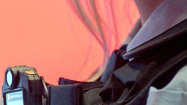 La bodycam che sarà indossata dai controllori sugli autobus a Roma