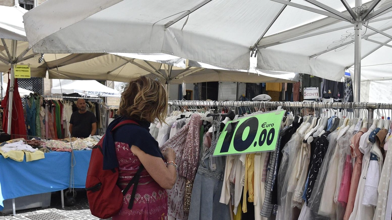 Una bancarella al mercato. Quello di Monsummano è fra i mercati più antichi della Toscana: si svolge da oltre 400 anni ed è un appuntamento fisso del lunedì mattina. Come sarà nella piazza nuova? Una bancarella al mercato. Quello di Monsummano è fra i mercati più antichi della Toscana: si svolge da oltre 400 anni ed è un appuntamento fisso del lunedì mattina. Come sarà nella piazza nuova?