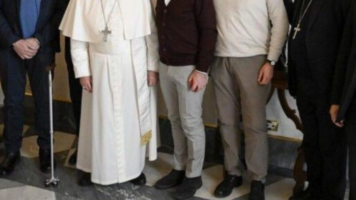 Il cardinale Augusto Paolo Lojudice con una delegazione di lavoratori della Beko sabato mattina in visita dal Santo Padre Il cardinale Augusto Paolo Lojudice con una delegazione di lavoratori della Beko sabato mattina in visita dal Santo Padre
