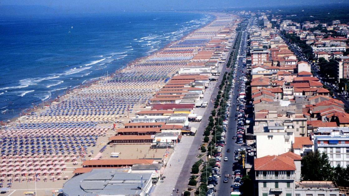 Caro mare, quanto ci costi. Per un giorno in Versilia non bastano cento euro Caro mare, quanto ci costi. Per un giorno in Versilia non bastano cento euro