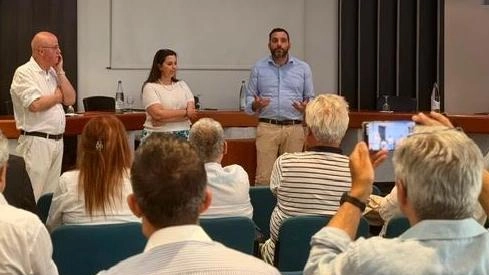 Il sindaco di Pistoia, Alessandro Tomasi, con Michela Guerrini e Giorgio Bastreghi durante l’incontro in Valdichiana