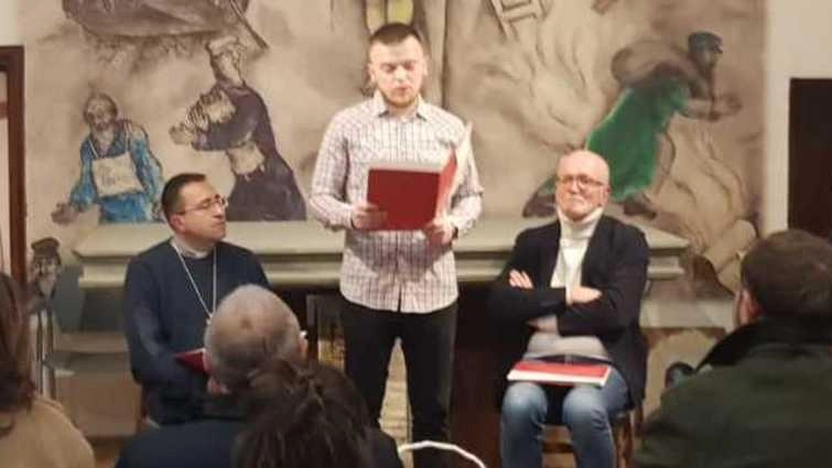 Il vescovo Migliavacca e Franco Vaccari durante la cerimonia giubilare a Rondine