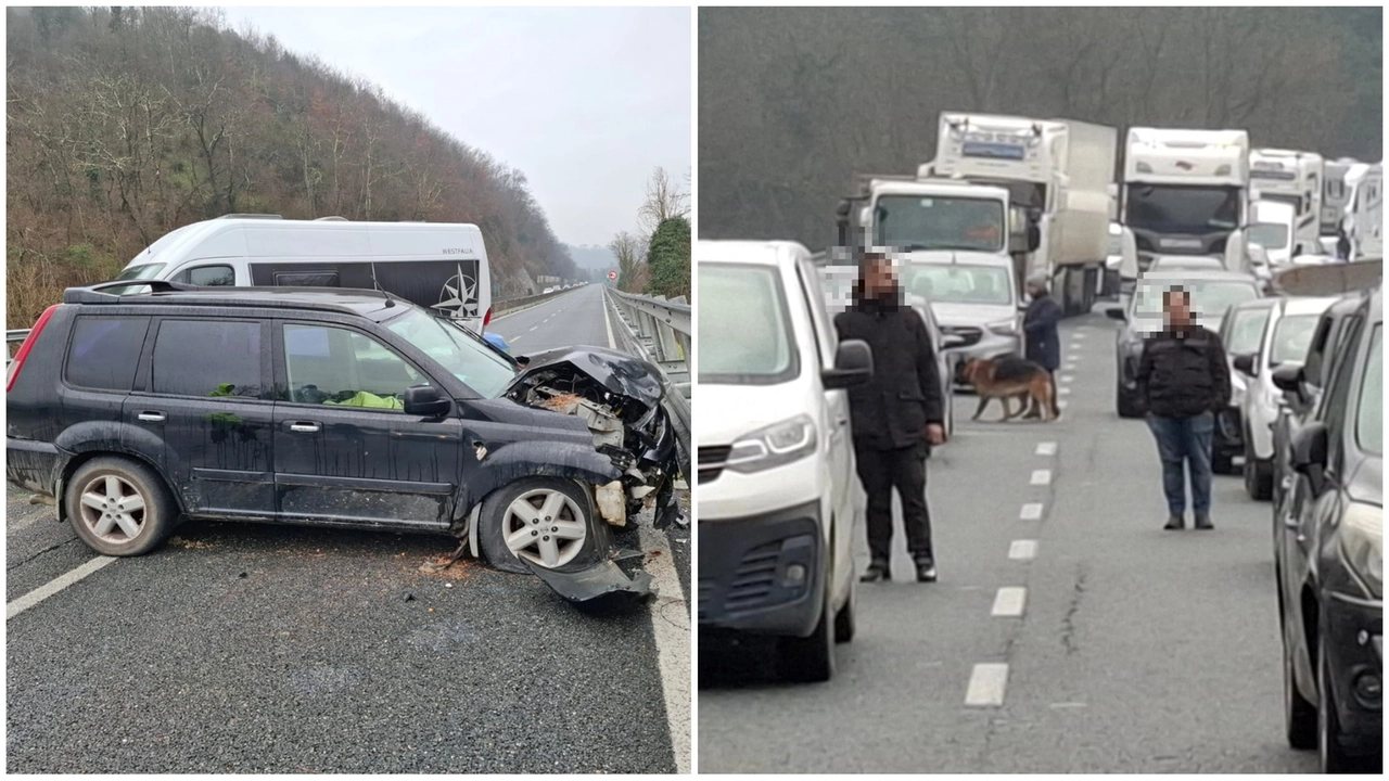 I veicoli coinvolti nell'incidente e le vetture ferme in coda I veicoli coinvolti nell'incidente e le vetture ferme in coda