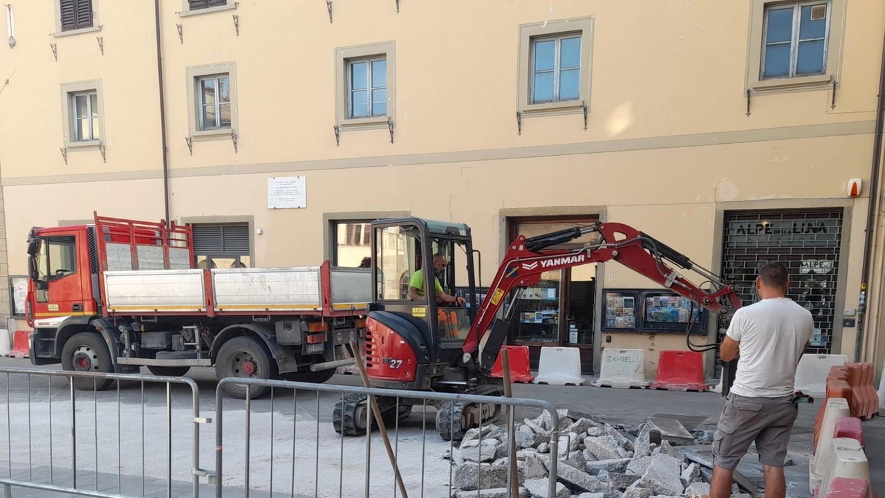 Il cantiere all’opera da ieri mattina nel centro storico biturgense