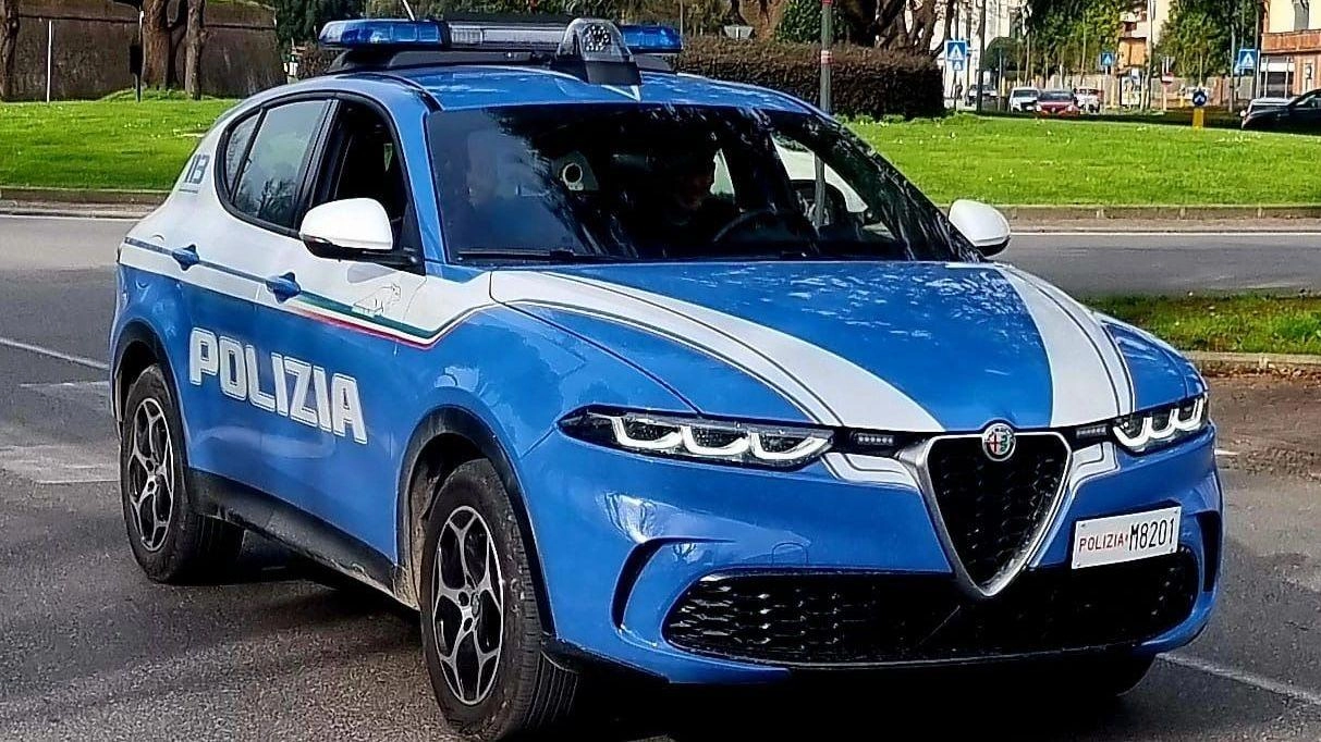 Gli uomini del commissariato cercano le testimonianze dei giovani per le indagini Gli uomini del commissariato cercano le testimonianze dei giovani per le indagini