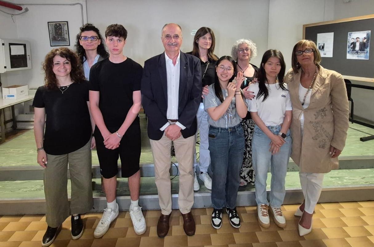 https://www.lanazione.it/image-service/view/acePublic/alias/contentid/NTQxZmNmODktYWQyYy00/0/istituto-aldo-capitini-a-scuola-di-banca-i-migliori-elaborati-premiati-tre-studenti.jpeg