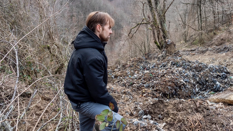 La discarica affiorata sull’Appennino e che interessa anche il versante emiliano: le analisi dell’Agenzia regionale per la protezione ambientale della Toscana dicono che non c’è emergenza (foto Stefano Tedioli)