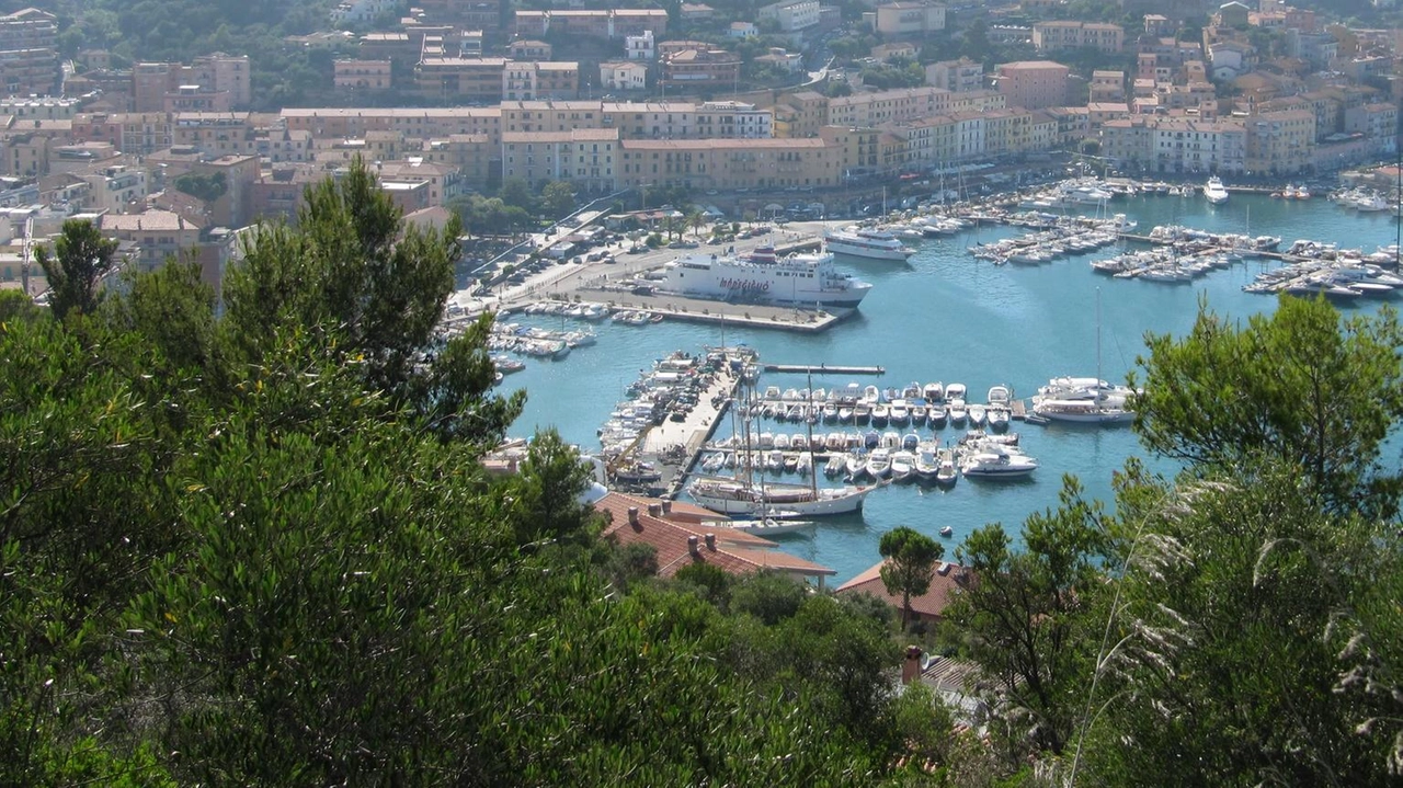 Sembrava una giornata come tante quella di domenica scorsa sulla spiaggia della Cantoniera a Porto Santo Stefano. Invece un uomo...