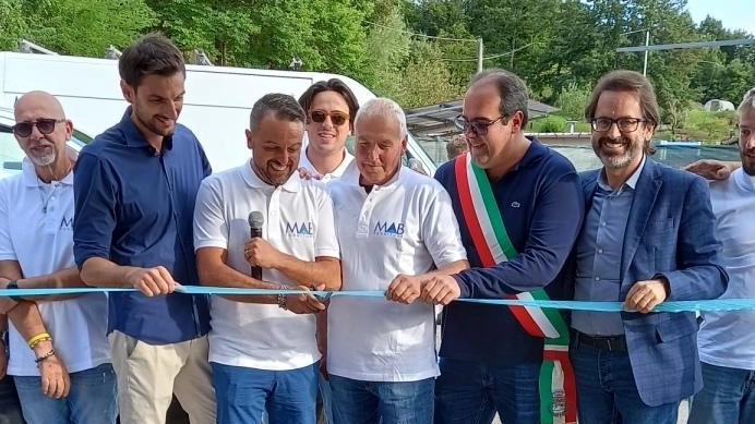 Il taglio del nastro durante l’inaugurazione di Mab Forniture Il taglio del nastro durante l’inaugurazione di Mab Forniture