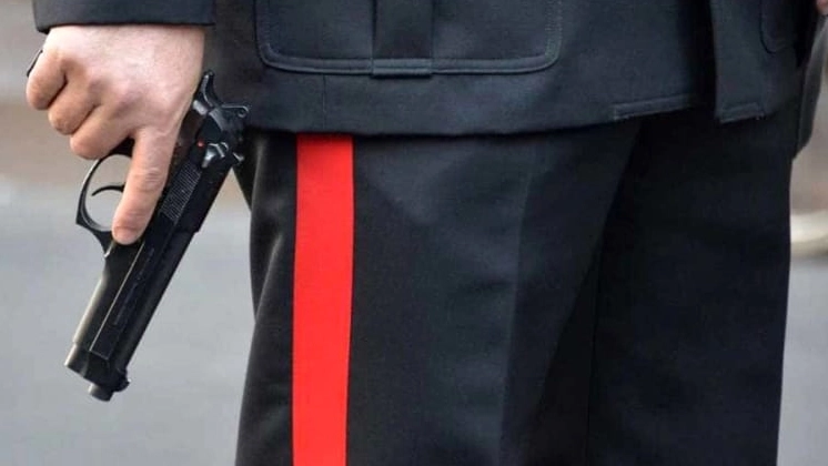 Esibisce la pistola sui social network, denunciata guardia giurata