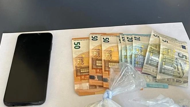 GROSSETO Nella serata di mertedì agenti della squadra Volante della Questura, durante un servizio di controllo del territorio finalizzato alla prevenzione...