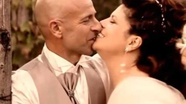 Lucia Sarconio e Luca Giannecchini il giorno del loro matrimonio. L’anno scorso, per i dieci anni, la donna ha rinnovato la promessa Lucia Sarconio e Luca Giannecchini il giorno del loro matrimonio. L’anno scorso, per i dieci anni, la donna ha rinnovato la promessa