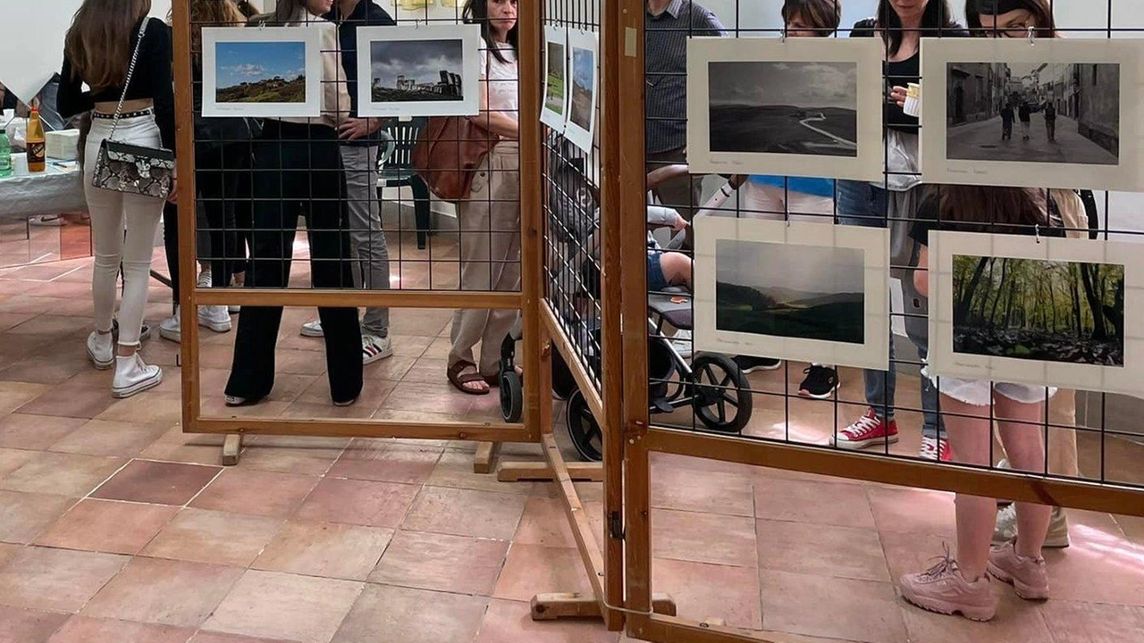 Un momento della mostra di foto scattate dei partecipanti al corso fotografico organizzato dalla Fototeca nel 2023. La mostra fu allestita in via Marconi Un momento della mostra di foto scattate dei partecipanti al corso fotografico organizzato dalla Fototeca nel 2023. La mostra fu allestita in via Marconi