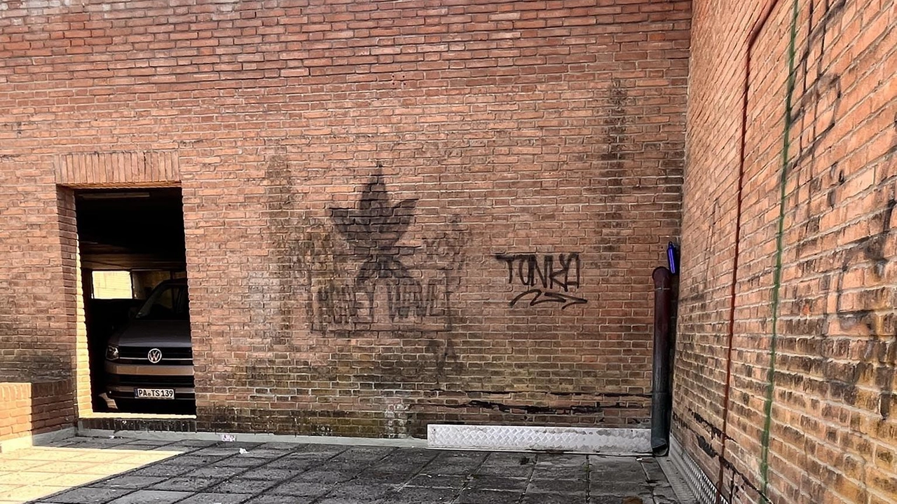 Durante il giorno nel parcheggio non ci sono i pakistani che trascorrono qui la notte non avendo alternative Durante il giorno nel parcheggio non ci sono i pakistani che trascorrono qui la notte non avendo alternative