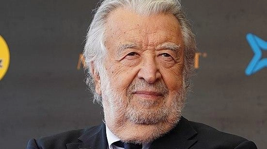 Il regista Pupi Avati premiato con l'"Etrusco d'Oro 2024" a Perugia per il tema "Il mito in Etruria". Profilo e opere del celebre artista italiano. Il regista Pupi Avati premiato con l'"Etrusco d'Oro 2024" a Perugia per il tema "Il mito in Etruria". Profilo e opere del celebre artista italiano.