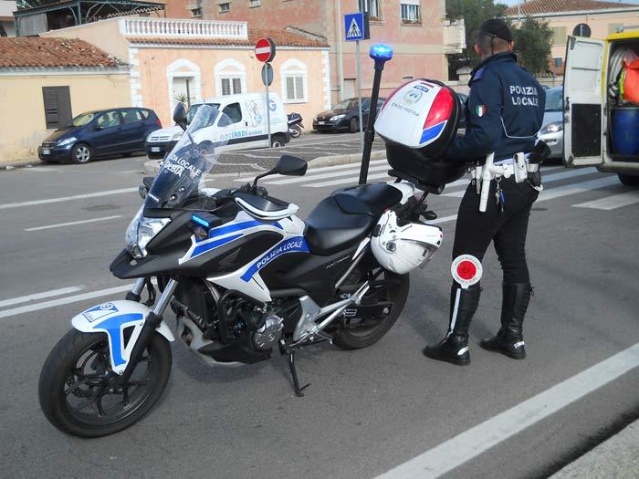 ruba un auto provoca un incidente e scappa 19enne trovato in 24 ore
