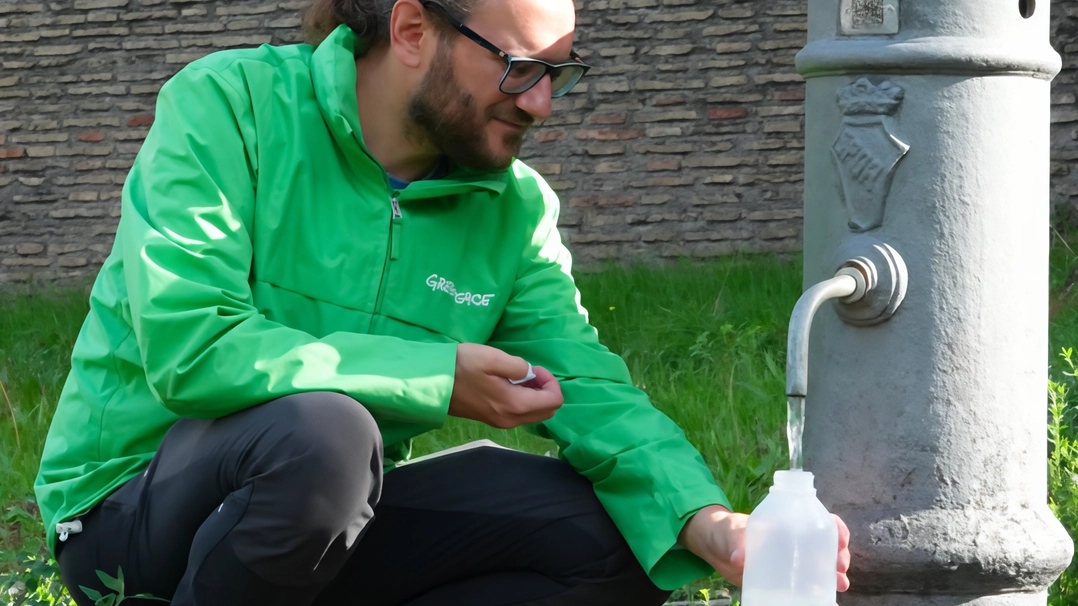 Un attivista di Greenpeace mentre controlla la qualità delle acque Un attivista di Greenpeace mentre controlla la qualità delle acque