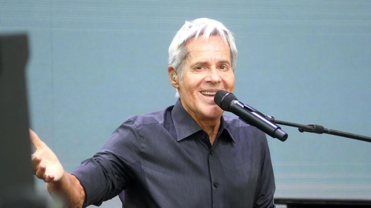 Claudio Baglioni posticipa il tour per motivi di salute: epicondilite e tendinopatia lo costringono al riposo fino al 15 gennaio. Claudio Baglioni posticipa il tour per motivi di salute: epicondilite e tendinopatia lo costringono al riposo fino al 15 gennaio.