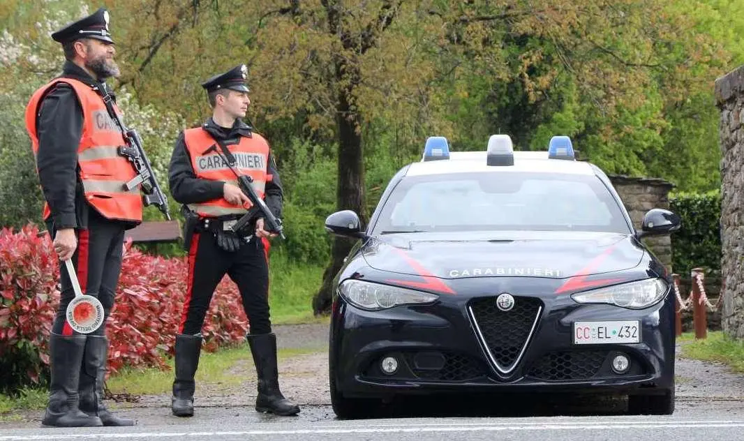 Calci ai carabinieri poi sfonda una vetrata. Semina il panico in un locale: arrestato
