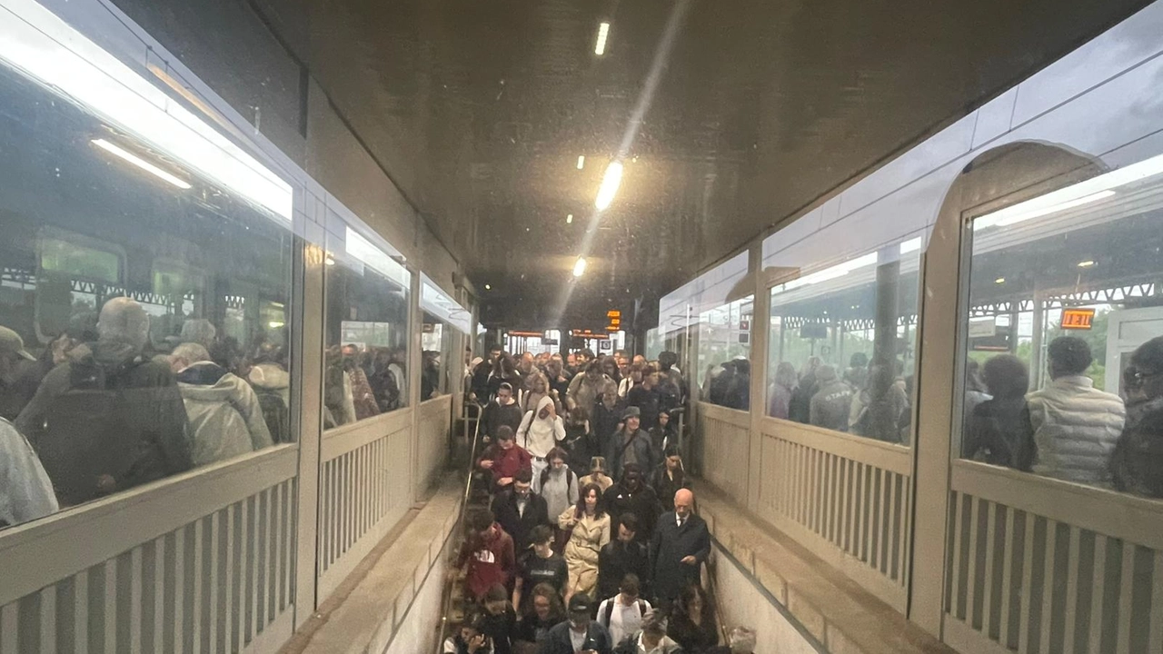I tanti viaggiatori che sono dovuti scendere alla stazione di Prato, dove il treno per Pistoia ha concluso la sua corsa I tanti viaggiatori che sono dovuti scendere alla stazione di Prato, dove il treno per Pistoia ha concluso la sua corsa