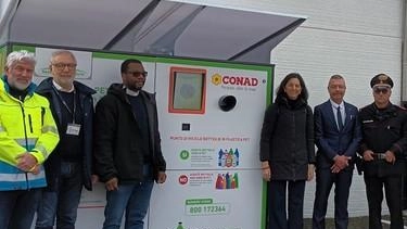 MONTOPOLI Un eco-compattatore è stato installato all’esterno del supermercato Conad di via Basilicata all’Angelica di Montopoli. Iniziativa presa dal socio Conad... MONTOPOLI Un eco-compattatore è stato installato all’esterno del supermercato Conad di via Basilicata all’Angelica di Montopoli. Iniziativa presa dal socio Conad...