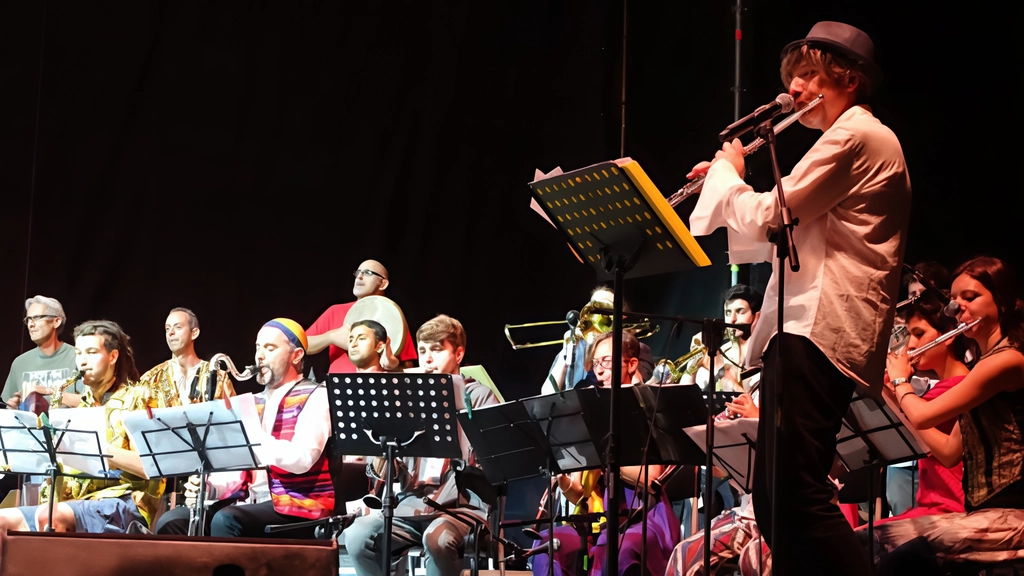 L'Orchestra Multietnica di Arezzo e i detenuti uniti in concerto per il progetto Saràbanda, promuovendo integrazione e dialogo. L'Orchestra Multietnica di Arezzo e i detenuti uniti in concerto per il progetto Saràbanda, promuovendo integrazione e dialogo.