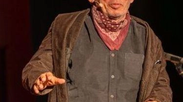 Stasera con ’Operaccia Satirica’. "Chi narra storie ha il potere di governare il mondo"