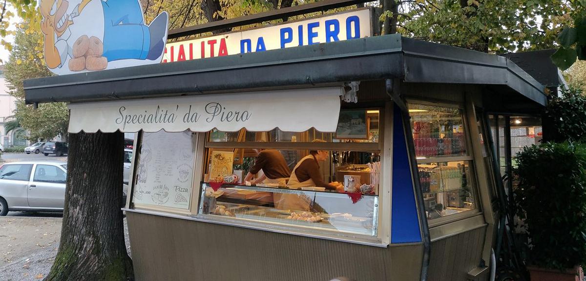 Ha sfornato dolci per 70 anni, ora tutto viene demolito: il chiosco di Piero se ne va Ha sfornato dolci per 70 anni, ora tutto viene demolito: il chiosco di Piero se ne va