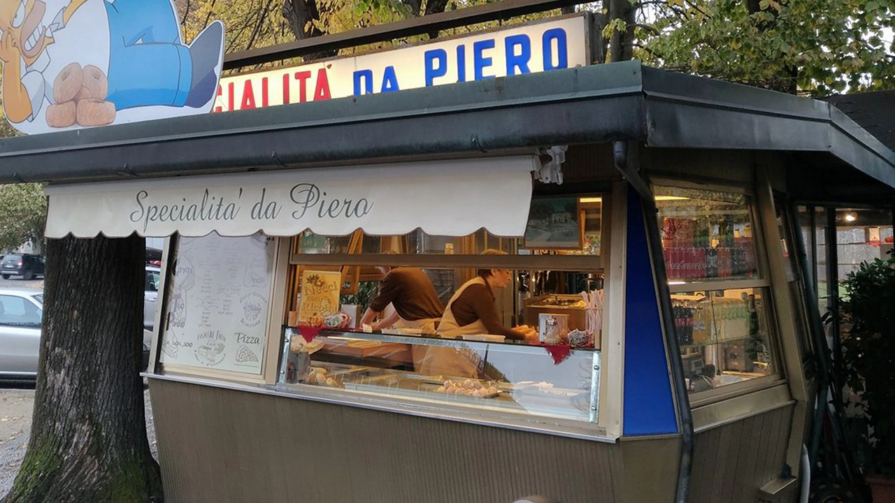 Il chiosco di Piero a Lucca: un vero punto di riferimento per settant'anni (Foto Alcide) Il chiosco di Piero a Lucca: un vero punto di riferimento per settant'anni (Foto Alcide)