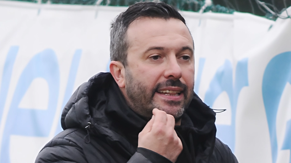 L’allenatore Andrea Bricca. In alto, i ragazzi della Primavera esultano dopo un gol