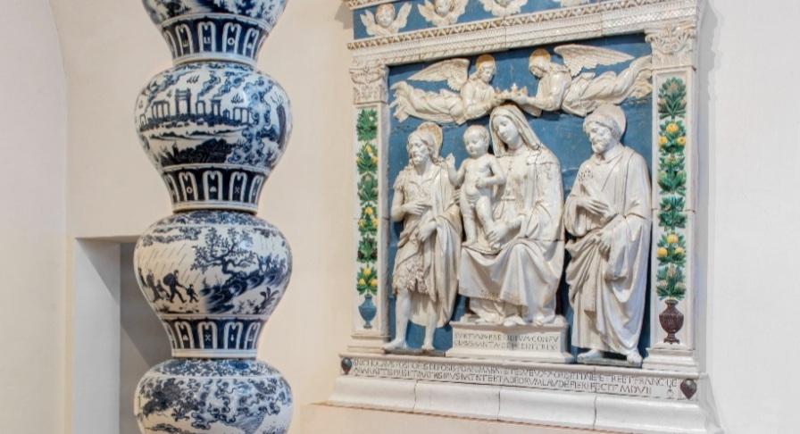 https://www.lanazione.it/image-service/view/acePublic/alias/contentid/NTRlNWRiZmUtNTI1Ni00/0/montalcino-l-arte-di-ai-weiwei-in-dialogo-con-la-madonna-con-bambino.jpeg