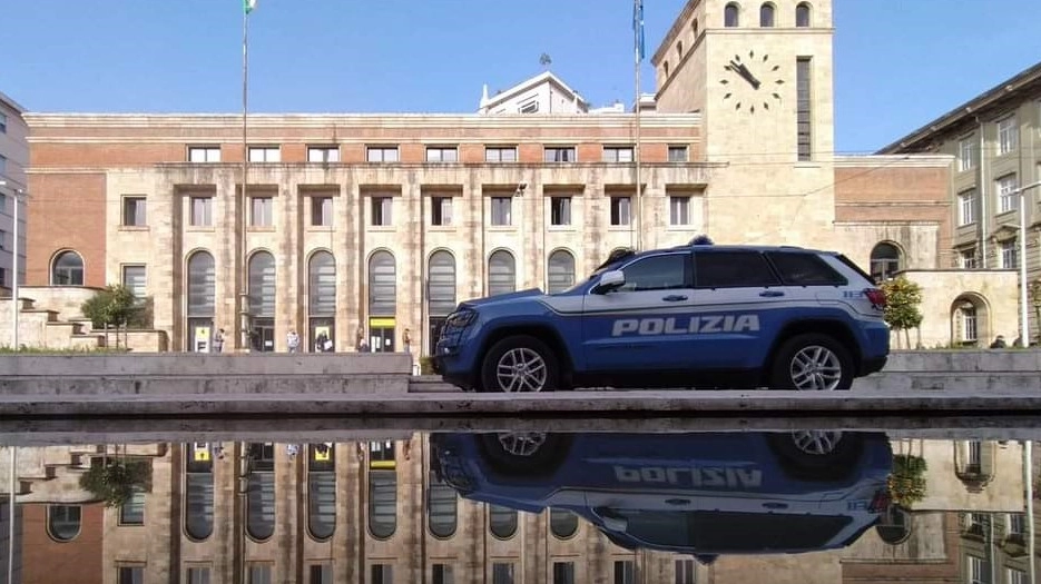 Polizia spezzina in piazza Verdi Polizia spezzina in piazza Verdi