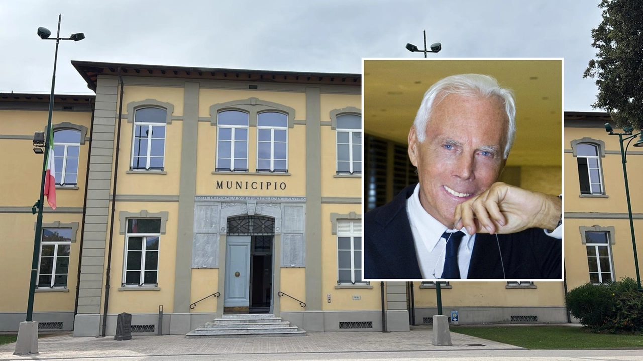 Bandiere a mezz'asta davanti al Comune in segno di lutto per i funerali di Giorgio Armani Bandiere a mezz'asta davanti al Comune in segno di lutto per i funerali di Giorgio Armani