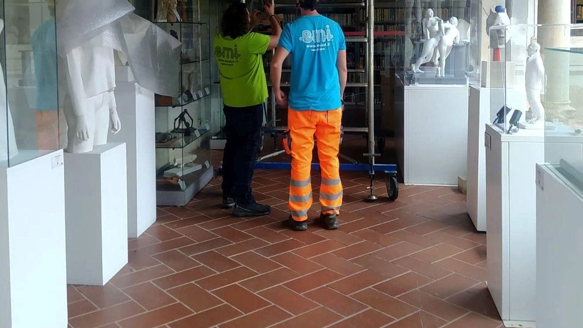 In corso lavori al Chiostro di Sant’Agostino per il rifacimento dell’impianto di illuminazione. Chiusa temporaneamente parte della collezione del Museo dei Bozzetti. Nuovi orari di apertura per visitatori. In corso lavori al Chiostro di Sant’Agostino per il rifacimento dell’impianto di illuminazione. Chiusa temporaneamente parte della collezione del Museo dei Bozzetti. Nuovi orari di apertura per visitatori.