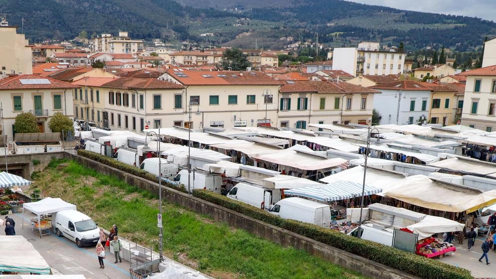Gli ambulanti tornano in piazza a due settimane dall’alluvione: "L’importante è essere ripartiti". Intanto Alia ha rimosso oltre 350 tonnellate di rifiuti: camion-gru al lavoro per 380 ore dopo gli allagamenti.