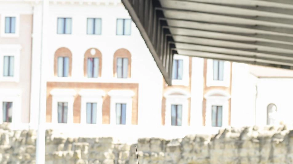 Sei lavoratori hanno impugnato la decisione di Palazzo civico: il giudice ha congelato lo stop comunale