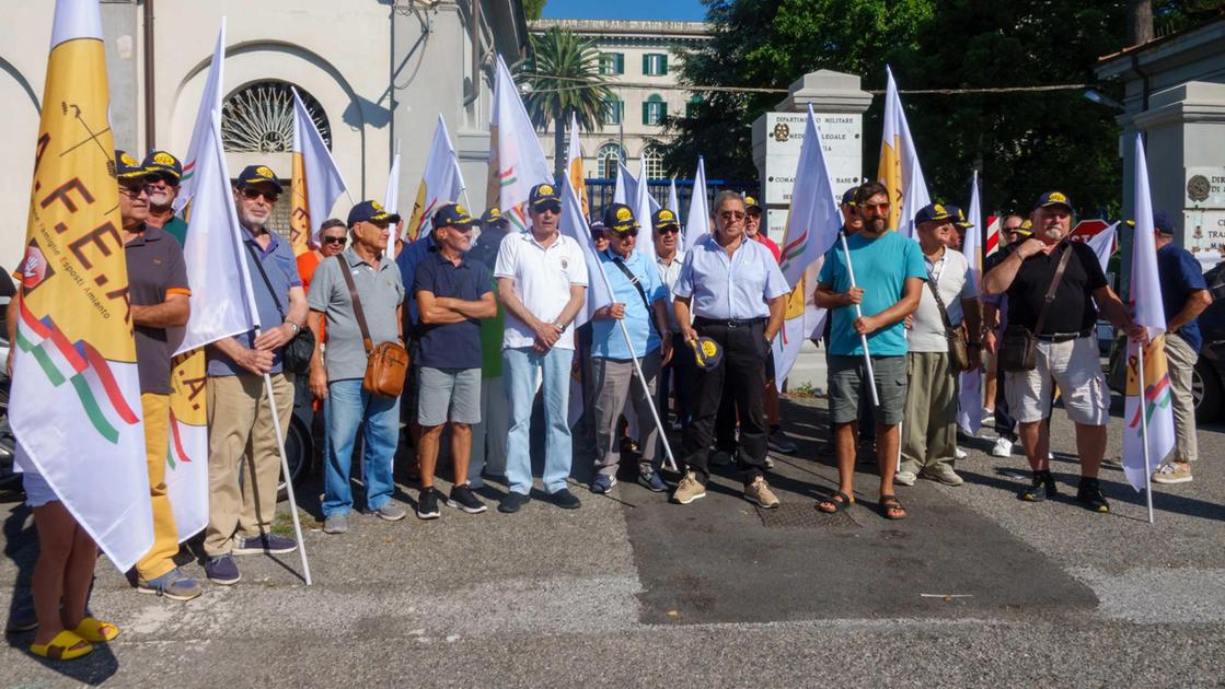 https://www.lanazione.it/image-service/view/acePublic/alias/contentid/NTRmOWY5NTUtMzI5ZS00/0/sit-in-dellafea-al-falcomata-troppi-ritardi-sulle-pratiche-commissioni-sotto-organico.jpeg?f=16:9&w=1200&h=630