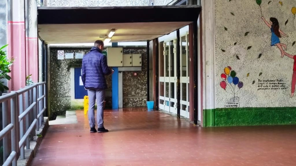 L’atrio della scuola media Melani di Montale dove sarà completamente rimodernato il sistema di illuminazione per risparmiare energia L’atrio della scuola media Melani di Montale dove sarà completamente rimodernato il sistema di illuminazione per risparmiare energia