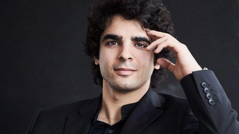 Giuseppe Guarrera è il solista ospite del concerto di domani sera: è un giovane pianista che farà parlare di sé, perché ha la stoffa del fuoriclasse Giuseppe Guarrera è il solista ospite del concerto di domani sera: è un giovane pianista che farà parlare di sé, perché ha la stoffa del fuoriclasse