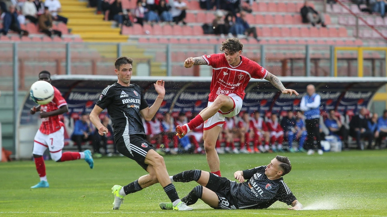 I biancorossi vanno due volte sotto ma riescono a pareggiare (Foto Crocchioni)